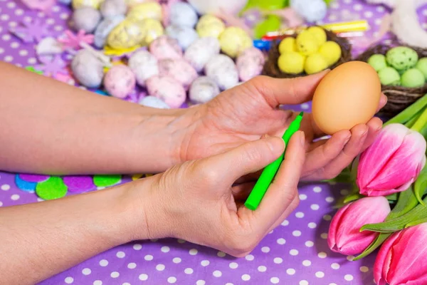 Mujer Sosteniendo Huevo Cerca Decoraciones Pascua —  Fotos de Stock