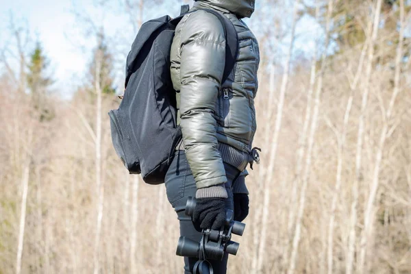 Vrouw Met Rugzak Verrekijker Buitenlucht — Stockfoto