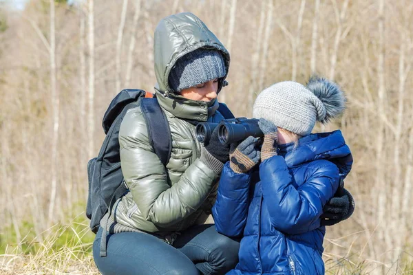 母亲和女儿用双筒望远镜观察大自然 — 图库照片