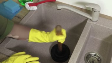 Kadın bir lavabo Drain hızlı Unclog çalışın