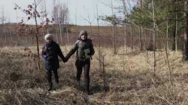 Anne ve kızı kırsal yolda doğru yolu bulmaya çalışın