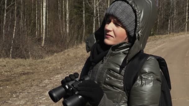 Mujer Con Prismáticos Mirando Naturaleza Concepto Recreación — Vídeo de stock