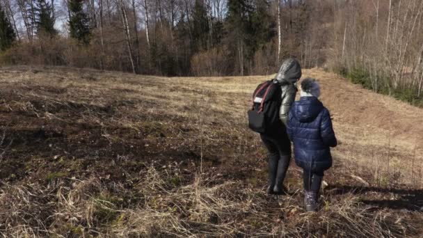 Anya Lánya Lemegy Hegyre Túrázási Koncepció — Stock videók