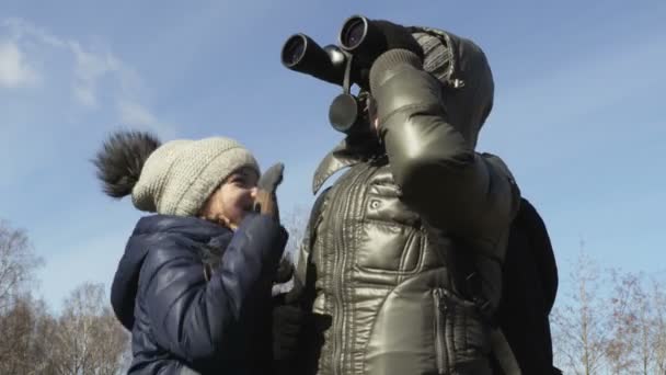 Dcera Snaží Získat Dalekohled Matky — Stock video