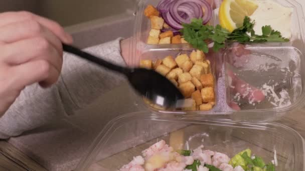Kadın Salatalarda Kuru Ekmek Parçaları Eklemek — Stok video