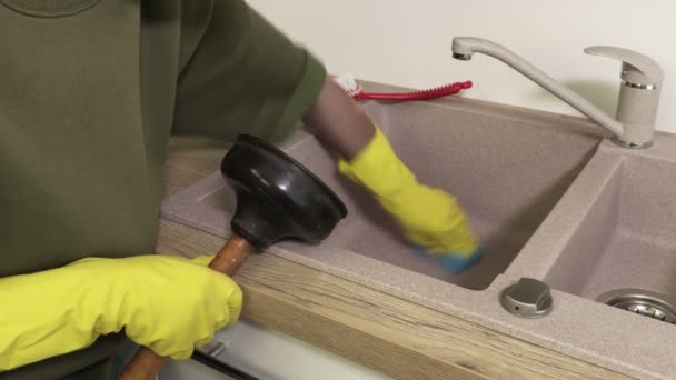 Frau Putzt Spüle Küche — Stockvideo