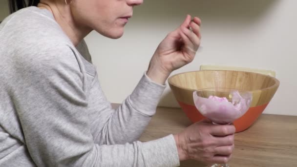Γυναίκα Τρώει Παγωτό Στην Κουζίνα — Αρχείο Βίντεο