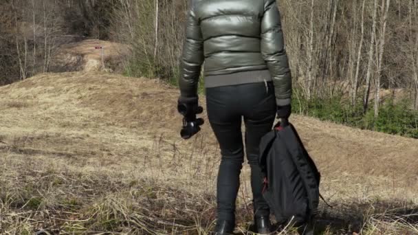 Vrouw Wandelaar Met Rugzak Verrekijker Genieten Van Natuur — Stockvideo