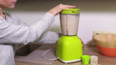 Kadın protein kokteyl yapmak