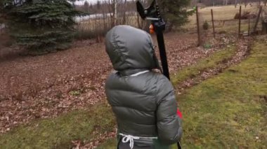 Dal kesicili kadın bahçıvan.