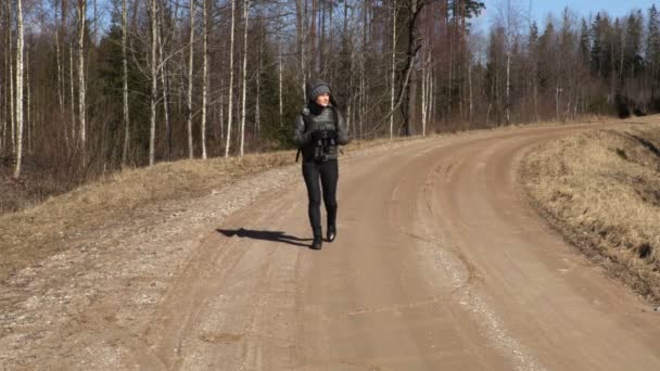 Mujer Caminando Por Camino Del Bosque Usando Prismáticos — Vídeo de stock