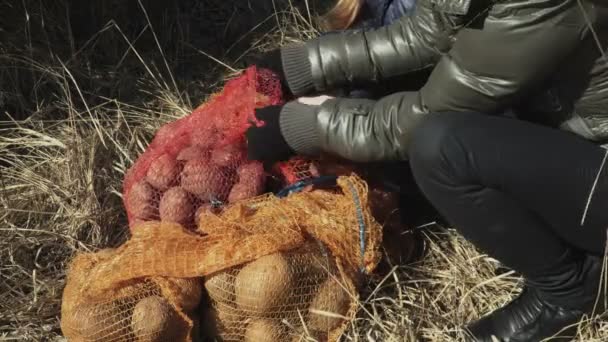 Mor Och Dotter Öppna Potatis Påsar Gräs — Stockvideo