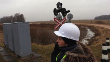 Kadın demiryolu mühendisi bakım öncesi rayları kontrol ediyor