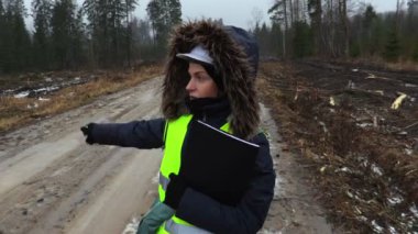 Kadın ormancılık çalışanı yürüyüş ve ıslak kış gününde söylüyorum