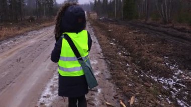 Kadın orman işçisi yürüyüş ve yapılan iş tanıttı