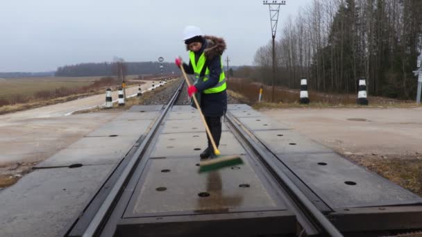 Mulher Empregada Ferroviária Limpa Com Escova Passagem Ferroviária — Vídeo de Stock