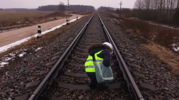 女铁路工人清洁用刷铁路交叉顶视图 — 图库视频影像