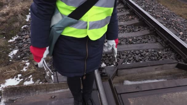 鉄道のレンチを持つ女性鉄道従業員 — ストック動画