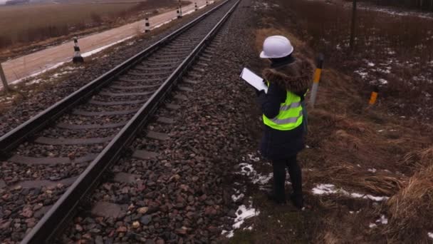 Trabajadora Ferroviaria Escribiendo Cerca Del Ferrocarril — Vídeo de stock