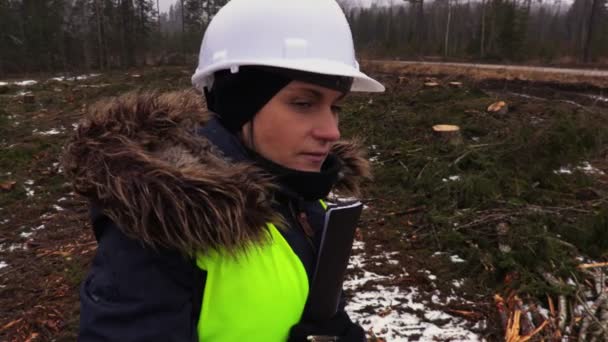 Kobieta Pracownik Leśny Lesie Śnieżny Zimowy Dzień — Wideo stockowe