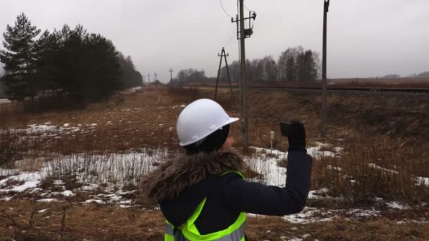 Жінка Інженер Залізниці Сфотографувала Силовий Трансформатор — стокове відео