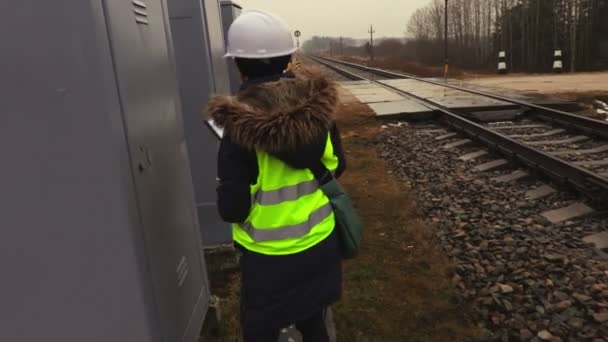 Żeński Inżynier Kolejowy Sprawdzanie Stanu Technicznego Kolei — Wideo stockowe