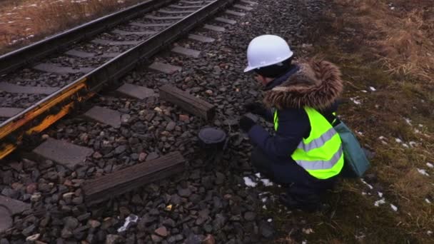 Vrouwelijke Spoorweg Technicus Neemt Foto Van Technische Installaties Voor Het — Stockvideo