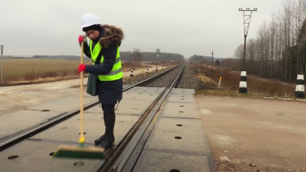 Trabalhadora Ferroviária Limpa Cruzamento Ferroviário Fazer Uma Pausa — Vídeo de Stock