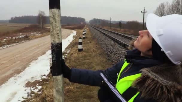 Trabajadora Ferroviaria Comprobando Señales Advertencia — Vídeo de stock