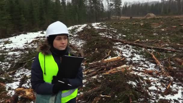 倒れた木の間を歩く女性林業検査官 — ストック動画