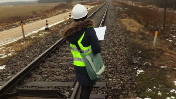 Ingegnere Ferroviario Donna Che Ispeziona Segnali Avvertimento — Video Stock