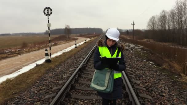 Enojado Ingeniero Ferroviario Femenino Ferrocarril — Vídeos de Stock