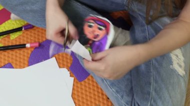 Kız makas kendi kendine yapılmış bebek ile kesip