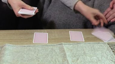 Aile kanepede oturur ve iskambil kağıtlarını sıralama