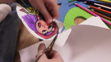 Küçük Kız kendi kendine yapılan bebek yakın çekim kesip