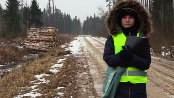 Vrouwelijke Bosbouw Medewerker Natte Bosweg Winter — Stockvideo