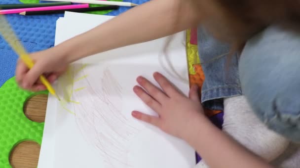 白い紙に風景を描く小さな女の子 — ストック動画