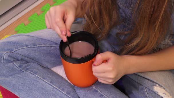 Linda Niña Con Taza Bebida Cacao Caliente — Vídeo de stock