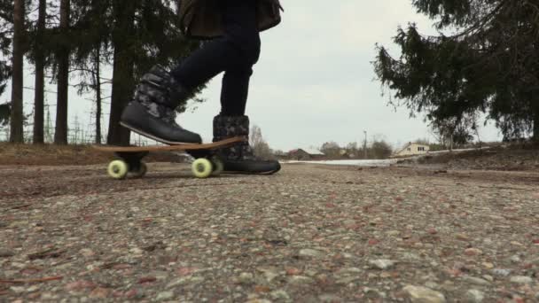 Klein Meisje Oefenen Skateboard Bij Buiten Winter — Stockvideo