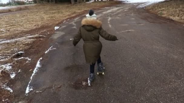 Liten Flicka Förbättra Sin Skateboard Skills — Stockvideo