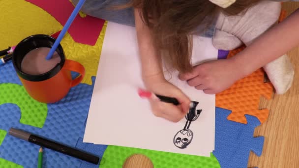 Kleines Mädchen Sitzt Auf Dem Boden Und Zeichnet — Stockvideo