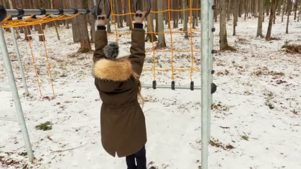 Mała Dziewczynka Placu Zabaw Zewnątrz Zimą — Wideo stockowe