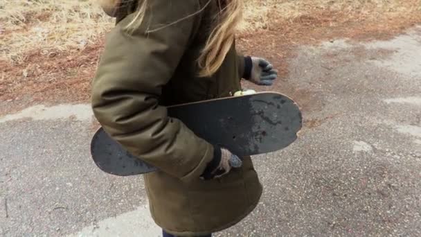 Bambina Con Skateboard All Aperto — Video Stock