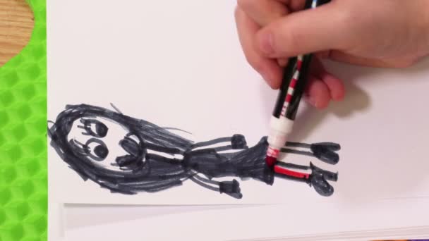 Pequena Menina Colorir Boneca Desenho — Vídeo de Stock