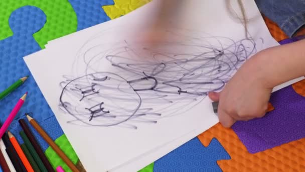 Нервная Маленькая Девочка Хаотично Рисует Черные Линии — стоковое видео