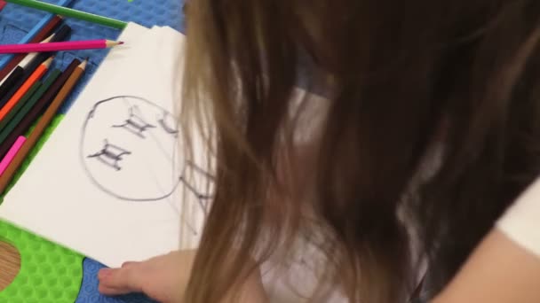 Стрессовая Девушка Заканчивает Рисовать Куклу Черного Цвета — стоковое видео