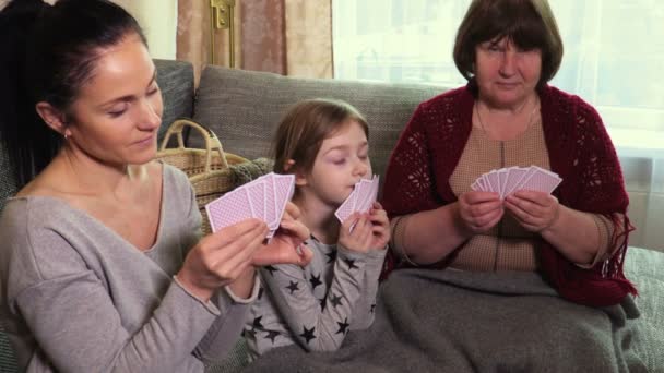 Abuela Hija Nieta Jugando Cartas Cerca Mesa — Vídeo de stock