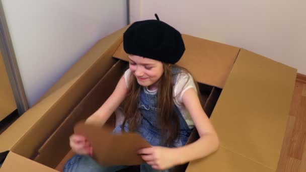 Petite Fille Assise Dans Une Boîte Carton Comme Une Voiture — Video