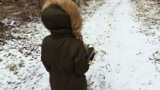 Klein Meisje Wandelen Het Park Winter — Stockvideo