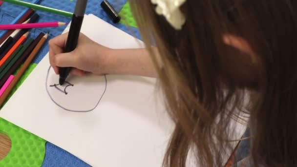 Κάμερα Αλλαγή Εστίαση Στο Μικρό Κορίτσι Που Ζωγραφίζει Κούκλα — Αρχείο Βίντεο